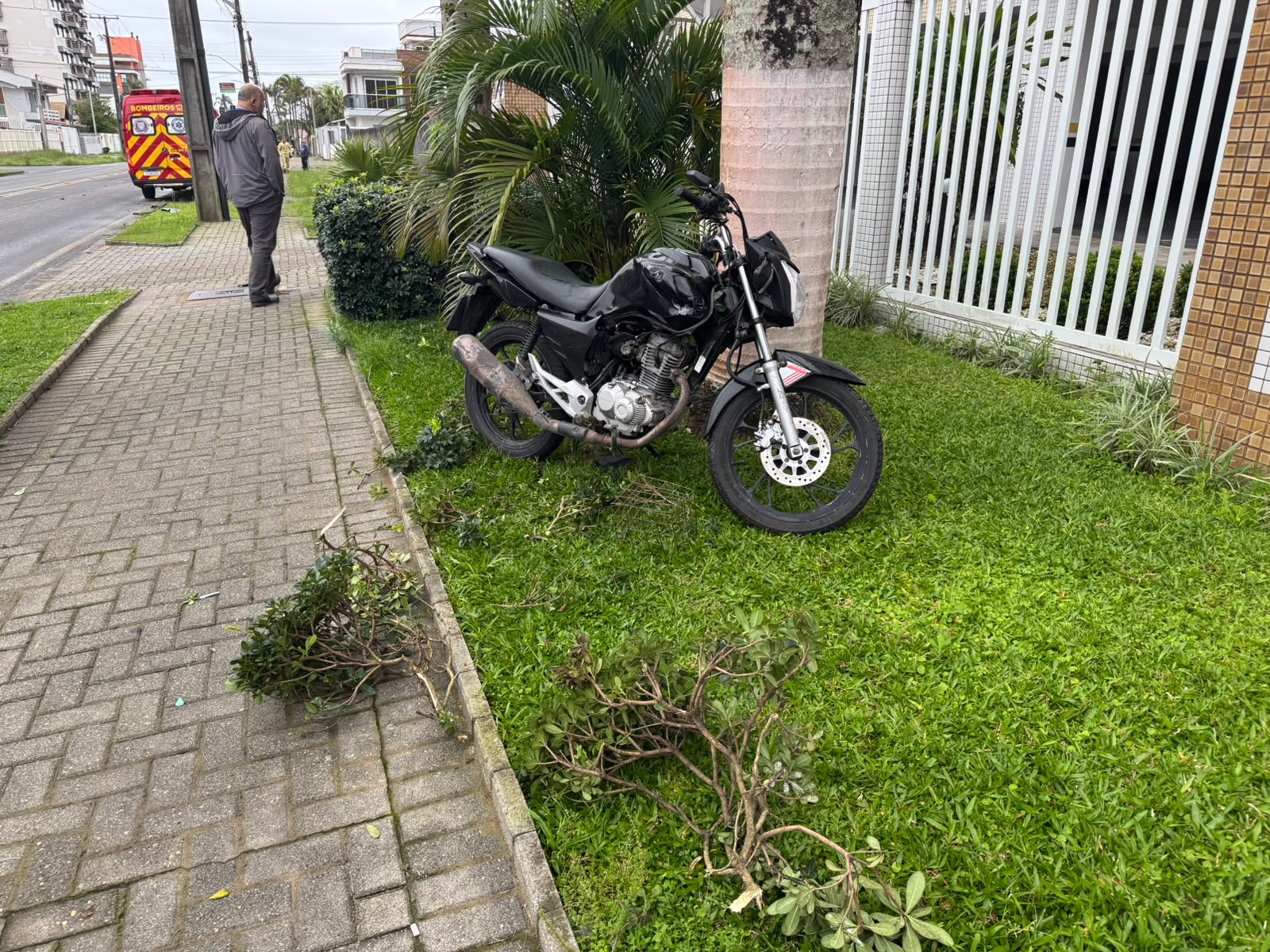 Mais um acidente na esquina da Avenida 29 de Abril com a Avenida Paraná preocupa moradores de Guaratuba